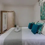 Central Seminyak, 3Br, Ensuites, Sleep 6, Peaceful